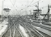 502531 Gezicht op het emplacement aan de noordzijde van het N.S.-station Utrecht C.S. te Utrecht, met links het nooit ...